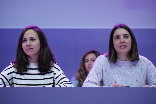 La secretaria general de Podemos, Ione Belarra (i), y la exministra de Igualdad, Irene Montero. / EP