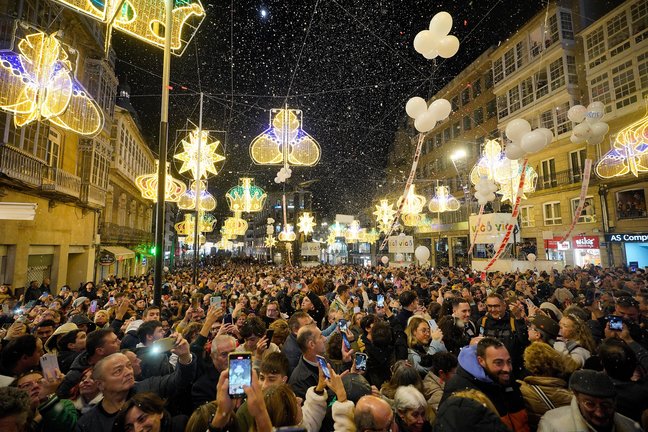 Centenares de personas salen a las calles para ver el encendido de las luces de Navidad. / EP