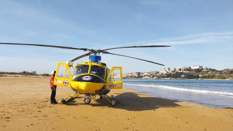El helicóptero del 112 en la playa de Somo en un día soleado y con la mar en calma.