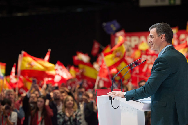 El secretario general del PSOE y presidente del Gobierno, Pedro Sánchez, interviene durante un acto del PSOE, rodeado de banderas de España. EP / Jesús Hellín