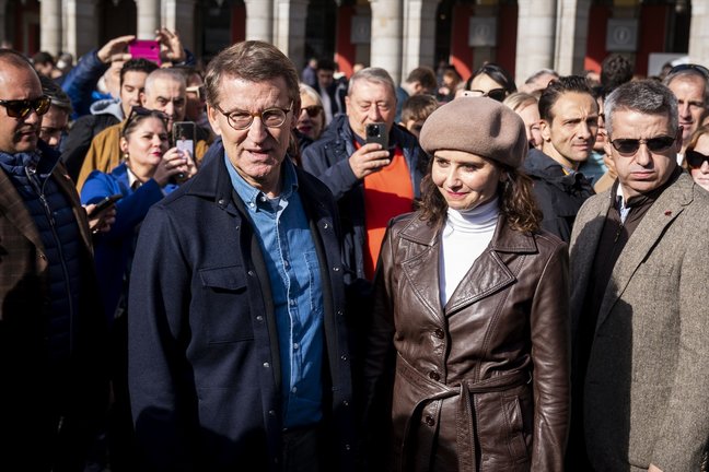 El presidente del Partido Popular, Alberto Núñez Feijóo, y la presidenta de la Comunidad de Madrid, Isabel Díaz Ayuso, visitan el mercadillo navideño en la Plaza Mayor de Madrid. EP / A. Pérez Meca