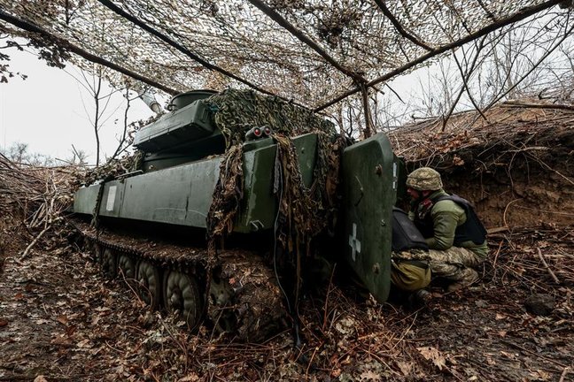 Militares ucranianos de una brigada mecanizada se preparan para disparar obuses. EFE / Kateryna Klochko