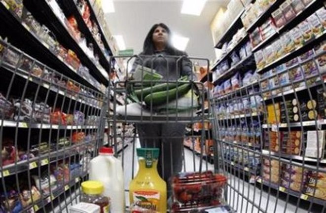 Una mujer pasea por los pasillos de un supermercado en EE.UU.