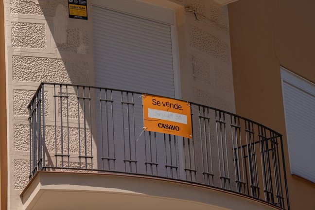 Cartel de 'Se Vende' en un balcón de una vivienda. EP