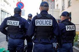 Policías franceses por las calles de París. / EP