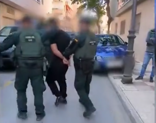 Momento de la detención de uno de los implicados en Málaga. / Guardia Civil