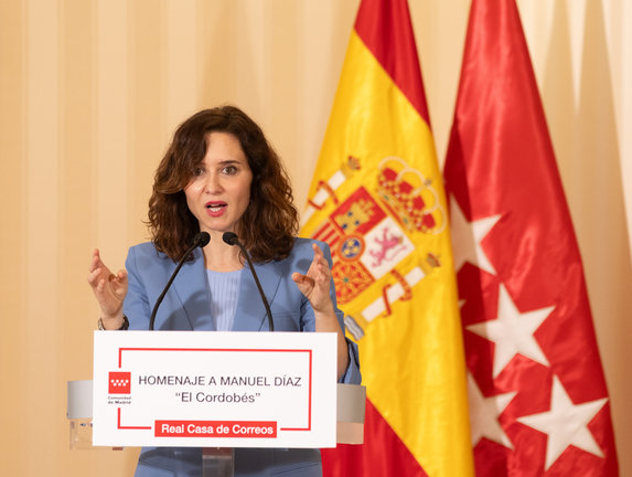 La presidenta de la Comunidad de Madrid, Isabel Díaz Ayuso, interviene durante un homenaje del Ejecutivo autonómico al torero Manuel Díaz 'El Cordobés'. / EP