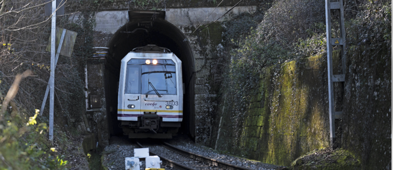 Un tren de Cercanías en Cantabria atraviesa un túnel. / alerta