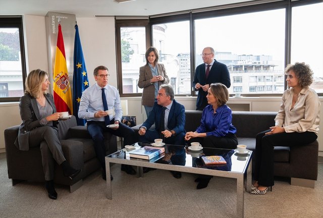 El líder del PP, Alberto Núñez Feijóo, se reúne con la secretaria general del PP, Cuca Gamarra, y otros miembros de su equipo tras los cambios anunciados en el partido. / EP / David Mudarra