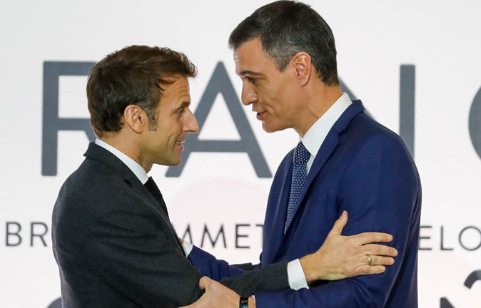 El presidente francés, Emmanuel Macron y el de España, Pedro Sánchez. / aee