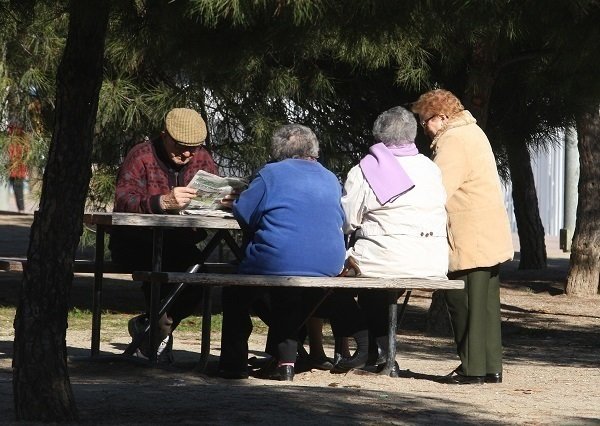 Varios pensionistas en un parque. / EP