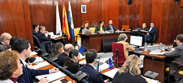 Pleno del Ayuntamiento de Santander celebrado ayer. / alerta