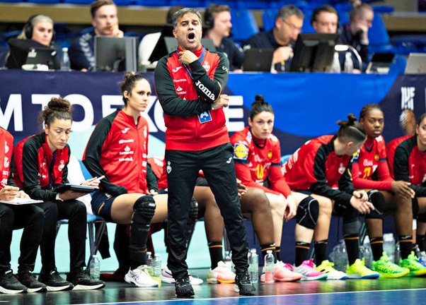 El entrenador Ambros Martin y jugadoras de la selección española de balonmano en el banquillo. /EFE/EPA/Henning Bagger