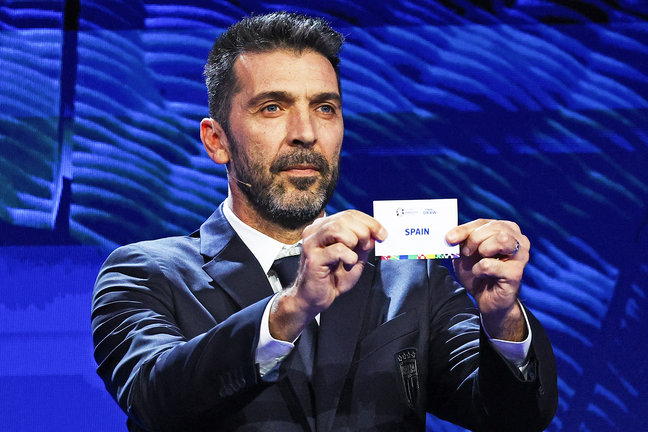 Gianluigi Buffon muestra el nombre de España en el sorteo de la Eurocopa que se ha celebrado en Hamburgo,Alemania. EFE/EPA/FILIP SINGER