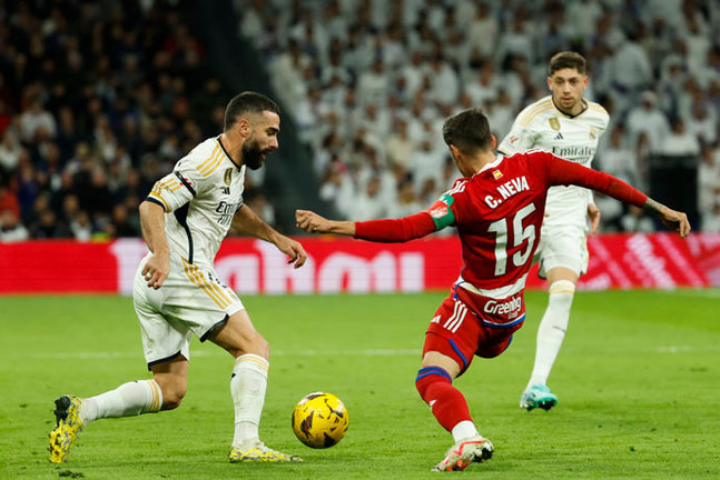 El defensa del Real Madrid Dani Carvajal (i) disputa un balón ante Carlos Neva (2d) defensa del Granada./ EFE/ Mariscal