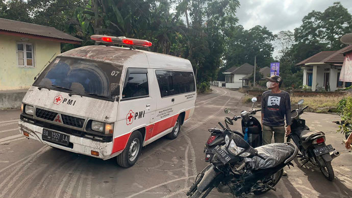 Una ambulancia en un lugar próximo de la erupción del volcán Marapi. / e.p.