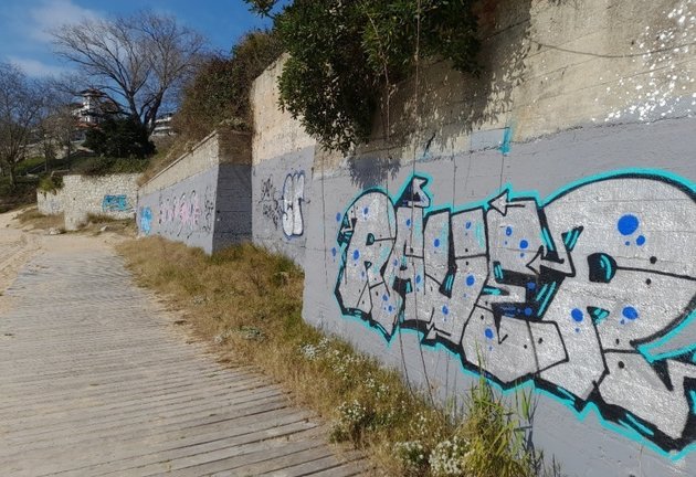 Vista de unos grafitis en Santander. / Alerta