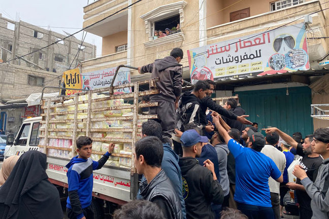 Un camión de distribución de ayuda en una calle de Rafah. EFE/ Anas Baba