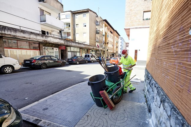 Un empleado de la limpieza trabaja por las calles del barrio La Inmobiliaria. / Alerta