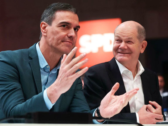 Sánchez y Scholz, en el congreso del SPD. / efe