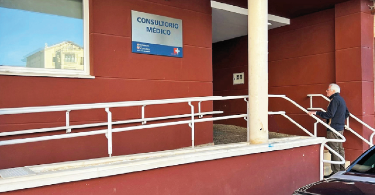 Un hombre caminado para entrar en el centro de salud de Unquera. / ALERTA