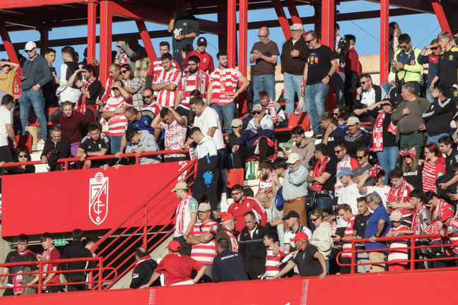 El público del partido Granada - Athletic observa la zona donde este domingo un asistente es atendido por los servicios médicos tras sufrir una parada en el Nuevo Estadio de los Cármenes. / Pepe Torres