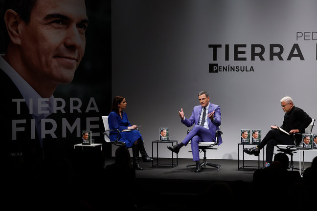 El presidente del Gobierno y secretario general del PSOE, Pedro Sánchez (c), durante la presentación de su segundo libro, 'Tierra firme'. / Juan Carlos Hidalgo