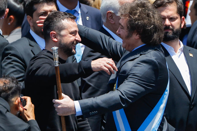 El presidente de Argentina Javier Milei (der.) saluda al presidenta de Ucrania, Volodímir Zelenski en Buenos Aires (Argentina). / Juan Ignacio Roncoroni