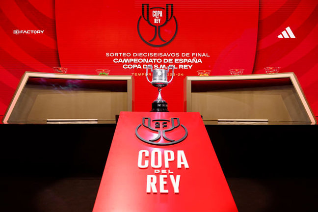 La Copa del Rey expuesta en el marco del sorteo de los dieciseisavos de final de la competición en la Ciudad del Fútbol de Las Rozas, Madrid. EFE/ Rodrigo Jiménez