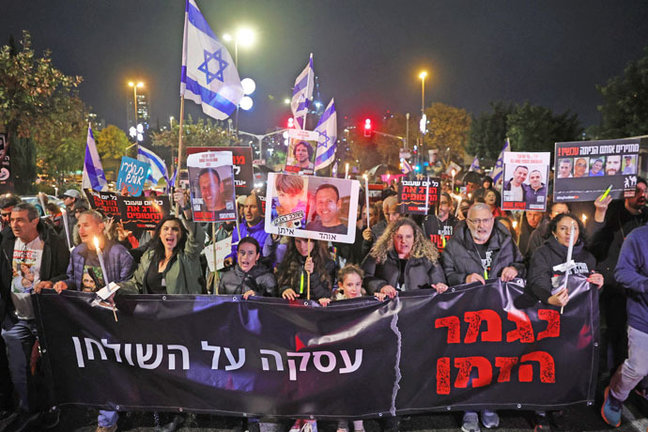 Un grupo de manifestantes a favor de un alto el fuego en Gaza/EFE/EPA/ABIR SULTAN