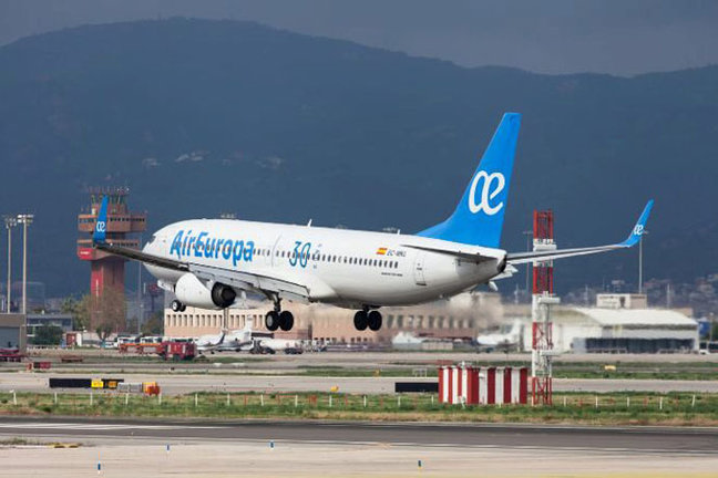 Un avión de Air Europa en el aeropuerto de Barajas. / aee
