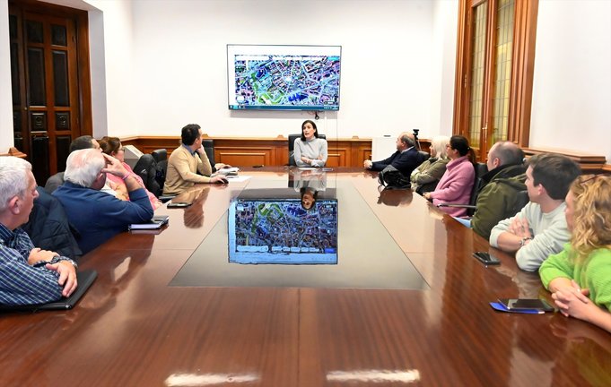 La alcaldesa de Santander, Gema Igual, se reúne con vecinos de la zona de Valdecilla-Herrera Oria. / Alerta