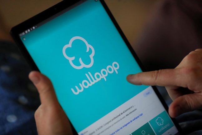 Un hombre utiliza la app gratuita Wallapop, en una imagen de archivo. / Fernando Alvarado