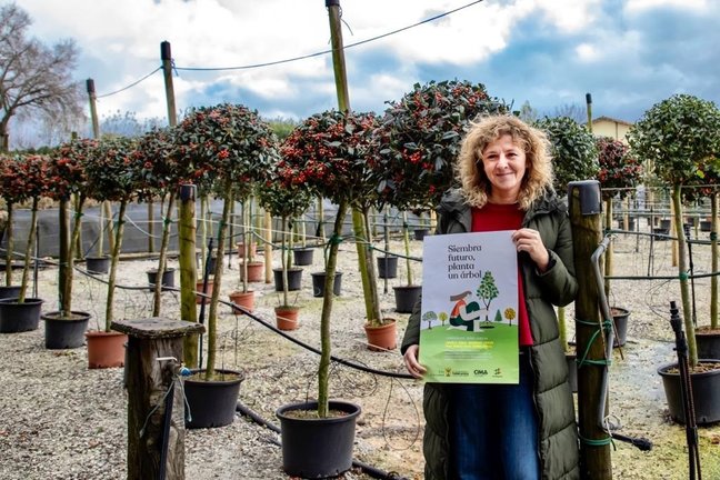 La concejala de Medio Ambiente de Torrelavega, Patricia Portilla, con el cartel de la nueva campaña del árbol. / Alerta