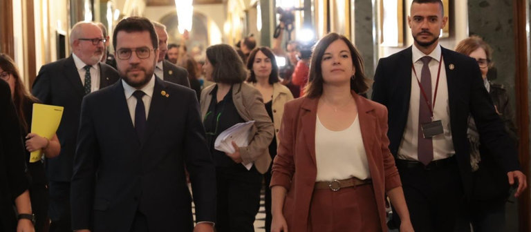 El presidente de la Generalidad, Pere Aragonès, y la portavoz de ERC en la Cámara Alta, Sara Bailac, en el Senado. / EP