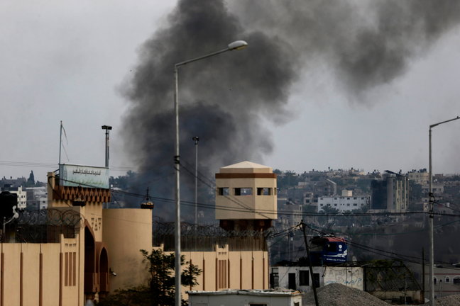 Se eleva humo durante una operación israelí en Jan Yunis, en el sur de la Franja de Gaza. / Mohammed Saber