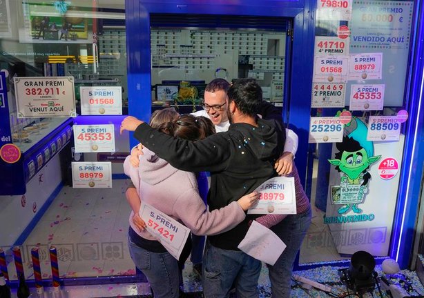 Los propietarios y trabajadores de la administración de lotería Las Arenas de Barcelona, ubicada en el centro comercial del mismo nombre, celebran haber repartido décimos de cuatro distintos quintos premios del sorteo de la Loteria de Navidad. EFE/Alejandro García