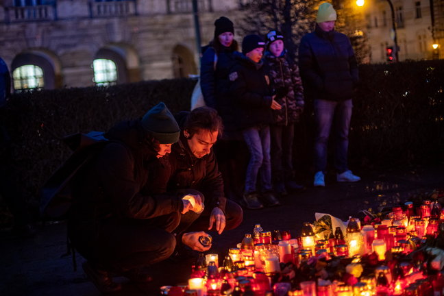 Varias personas se acercan a poner velas por los muertos en el tiroteo de Praga. / MARTIN DIVISEK
