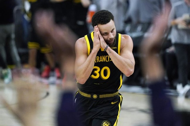 Steph Curry reacciona tras dar a los Golden State Warriors el triunfo por 132-126 en la prórroga ante los Boston Celtics con un gran tiro de tres. EFE/EPA/JOHN G. MABANGLO