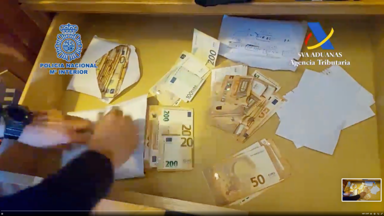 Un policía muestra el dinero encautado.  / PN