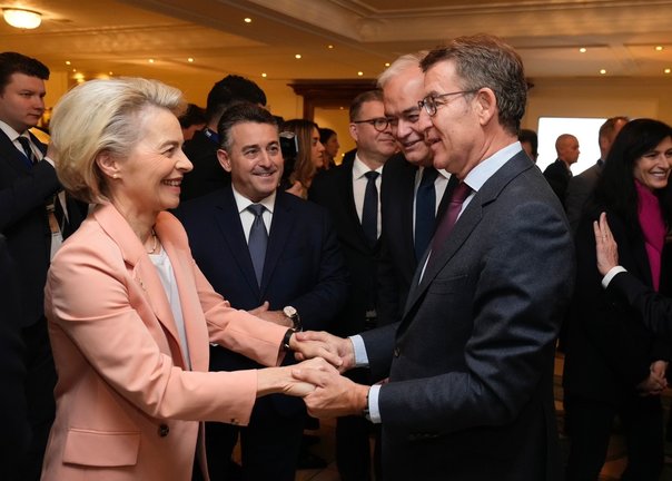 El líder del PP, Alberto Núñez Feijóo, saluda a la presidenta de la Comisión Europea, Ursula von der Leyen, en Bruselas. / Alerta