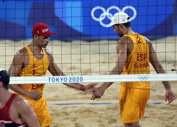 La pareja española de vóley playa formada por Pablo Herrera y Adrián Gavira, en un partido en los Juegos Olímpicos de Tokyo 2020. / COE
