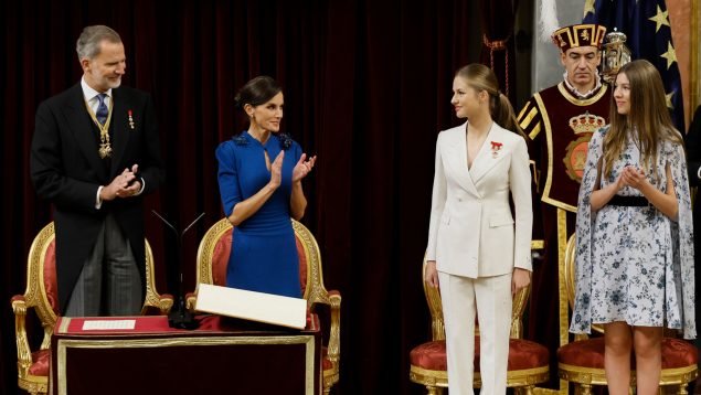 El Rey ha pronunciado su discurso junto a una fotografía enmarcada del juramento de la Constitución de la princesa Leonor