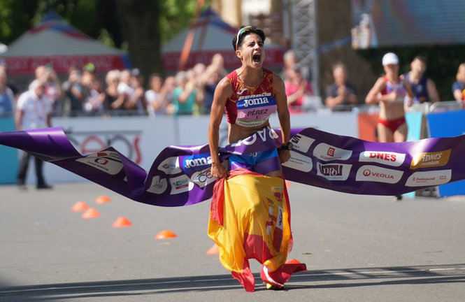 María Pérez bate el récord del mundo de 35 km marcha. / aee