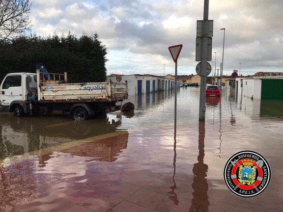 Inundaciones en el barrio Santiago el Mayor de Nueva Montaña. / Alerta