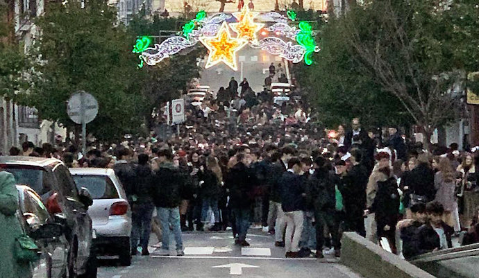 Miles de personas toman las calles de Santander y Torrelavega para celebrar la tarde previa a la Navidad más multitudinaria de cuantas se recuerdan