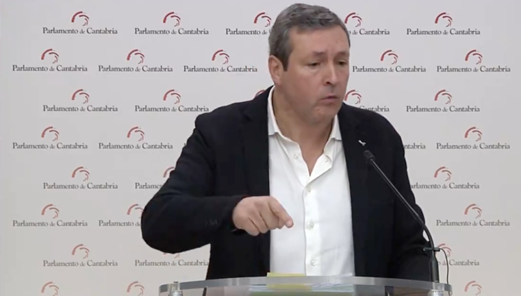 Iñigo Fernández diputado regional y senador autonómico, durante la rueda de prensa. / ALERTA