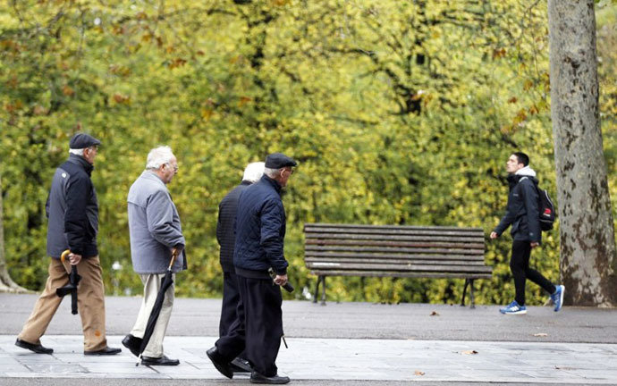 Un grupo de jubilados pasean en un parque. / aee