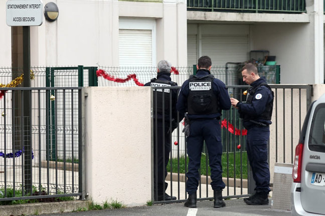 Varios policías franceses ante el edificio donde fueron encontrados cinco cadáveres en Meaux, cerca de París. / EFE/EPA/Christophe Petit Tesson