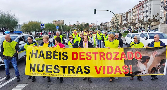 Protesta de la asociación de maltratados por la administración (AMA) manifestándose por las calles de Santander. / alerta